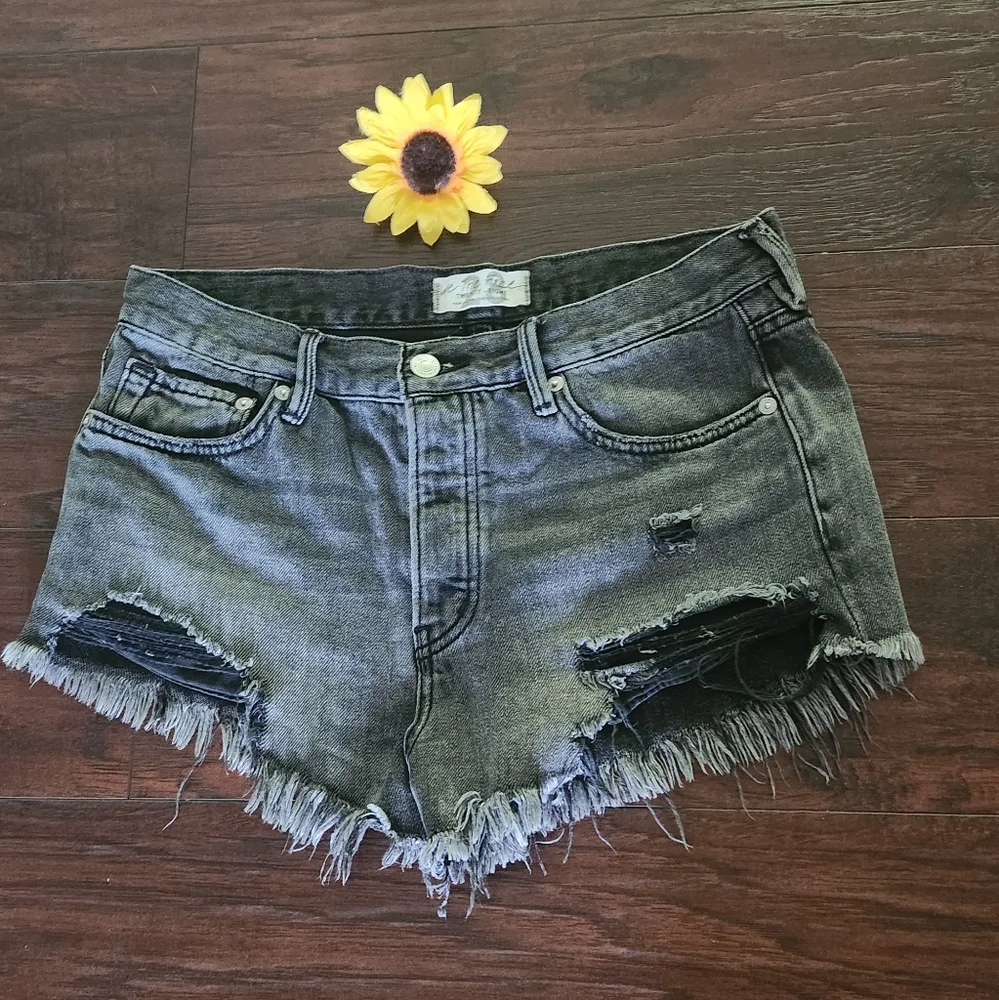 FREE PEOPLE BLACK JEANS SHORTS ✨️⭐️